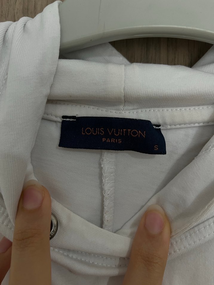 Beyaz Kapüşonlu Düğmeli kadın Tişört - Görsel 4