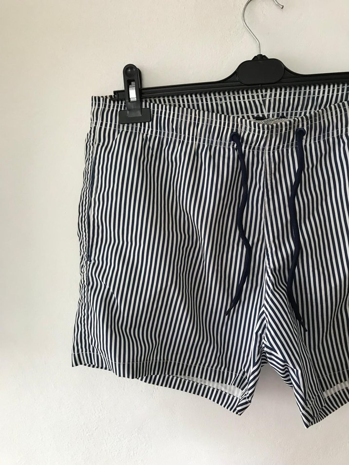 Erkek Beyaz Çizgili Pliseli  Şort - Görsel 2