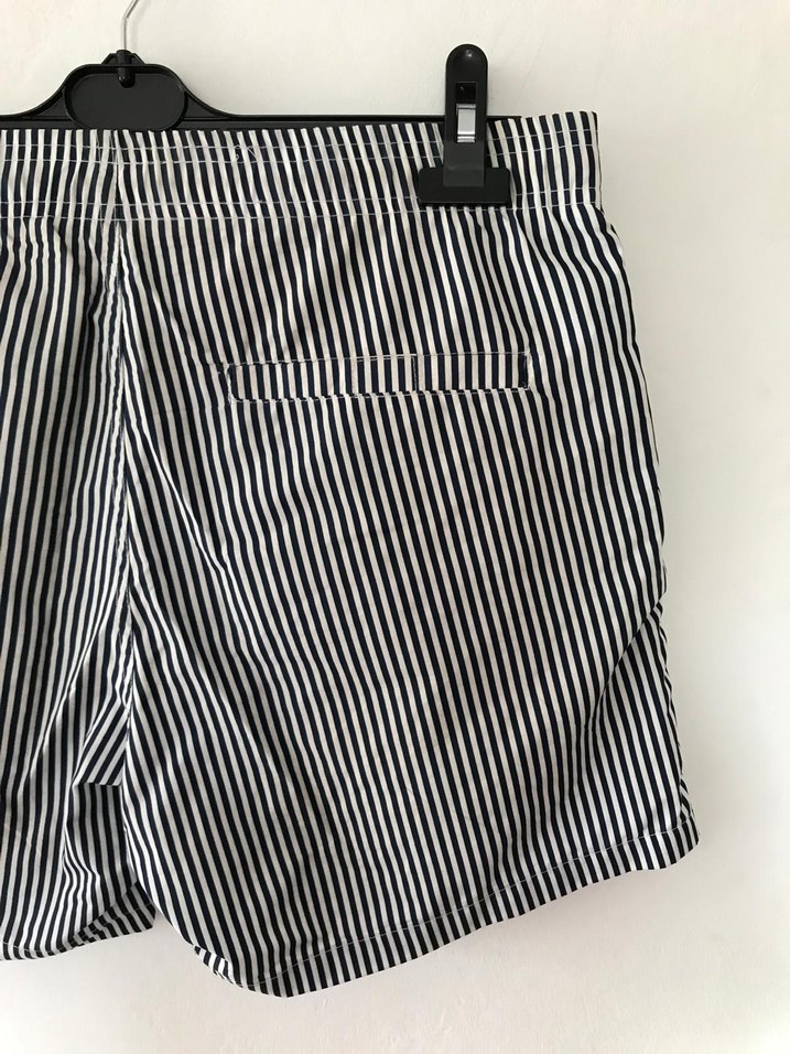 Erkek Beyaz Çizgili Pliseli  Şort - Görsel 4