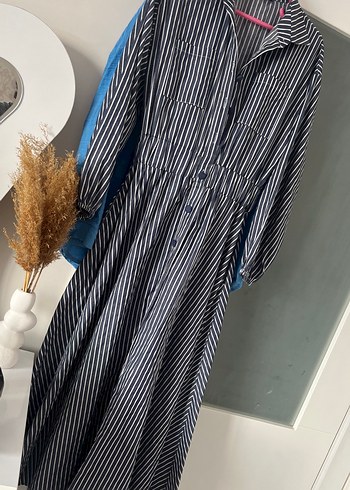 Düğmeli, uzun kollu, çizgili kadın elbise - Görsel 2