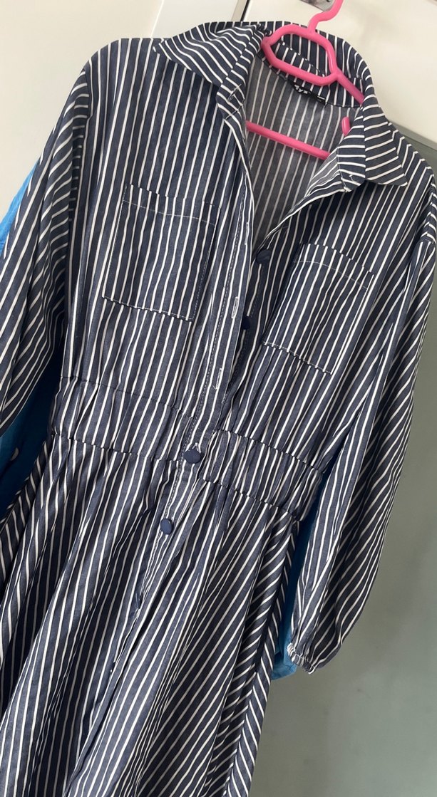 Düğmeli, uzun kollu, çizgili kadın elbise - Görsel 4