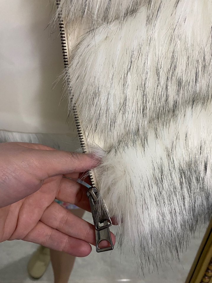 Uzun Beyaz Kürklü Kadın Yelek - Görsel 3