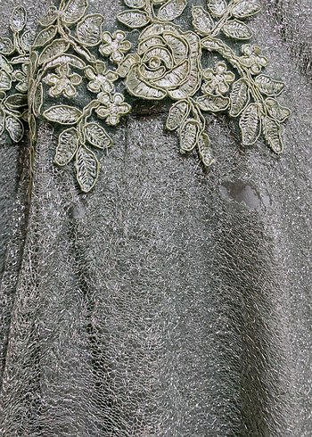 Çağla Yeşili Simli Uzun Abiye  Dantel Detaylı Ufak Yırtık Var - Görsel 3