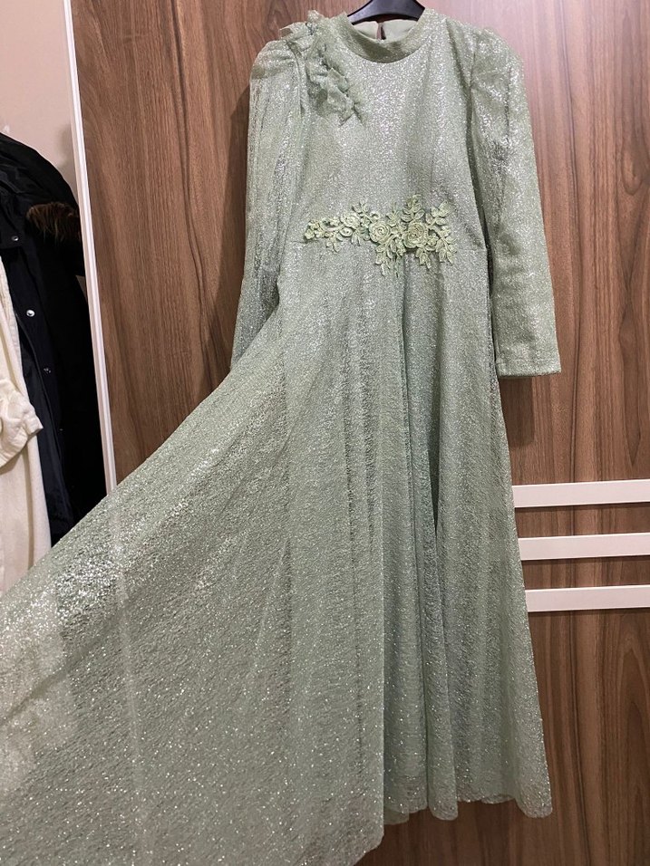 Çağla Yeşili Simli Uzun Abiye  Dantel Detaylı Ufak Yırtık Var - Görsel 2