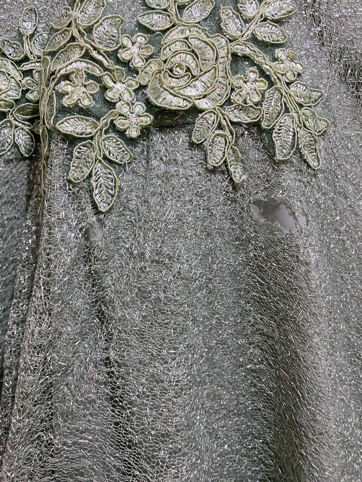 Çağla Yeşili Simli Uzun Abiye  Dantel Detaylı Ufak Yırtık Var - Görsel 3