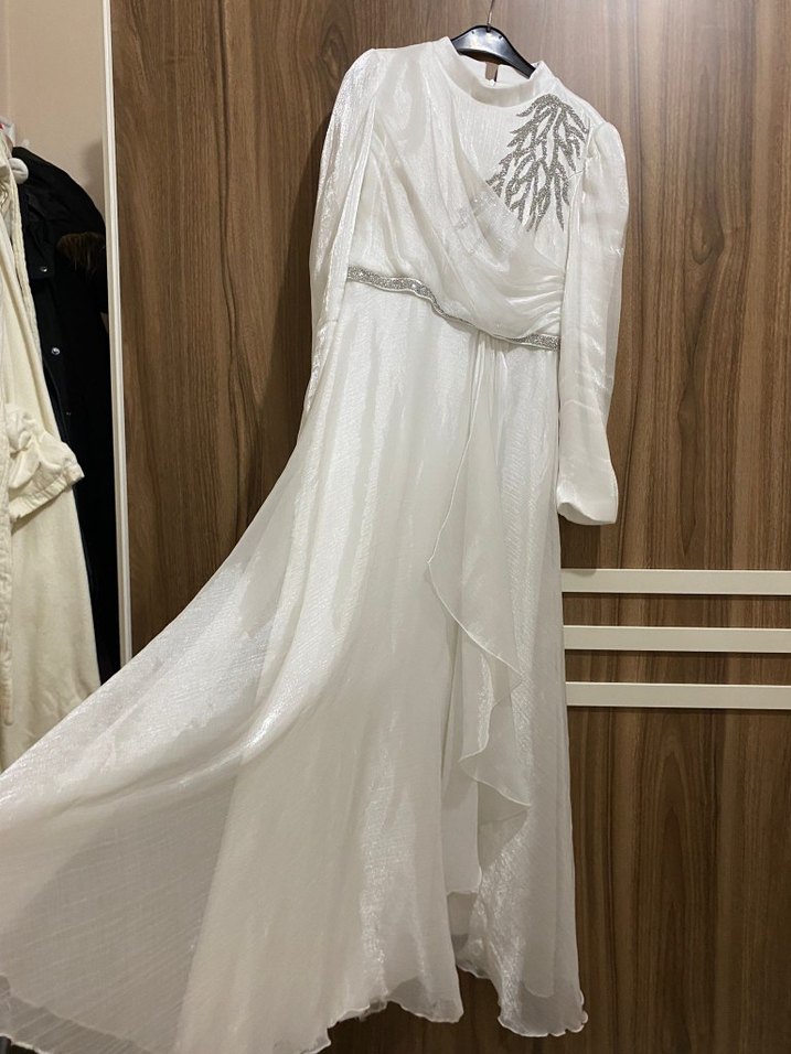 Uzun Beyaz Drapeli İşlemeli Kadın Abiye - Görsel 2