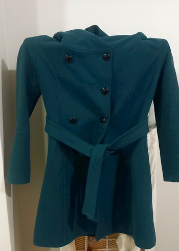 Düğmeli ve kuşaklı mavi kaban - Görsel 2