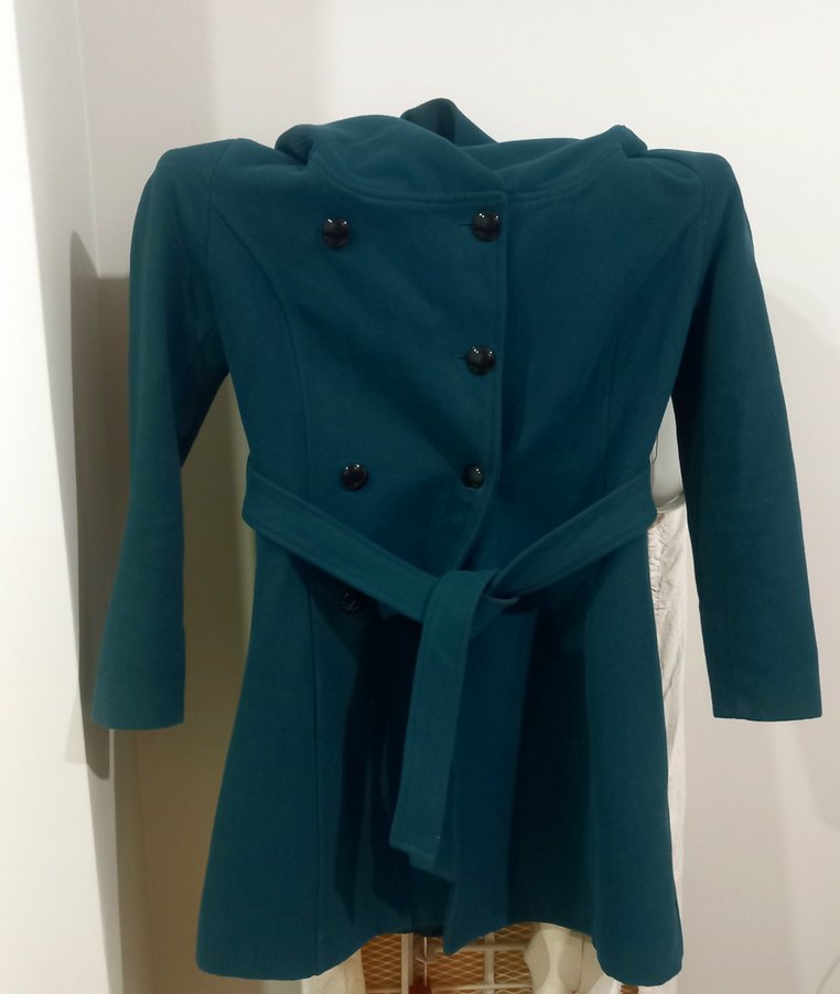 Düğmeli ve kuşaklı mavi kaban - Görsel 2