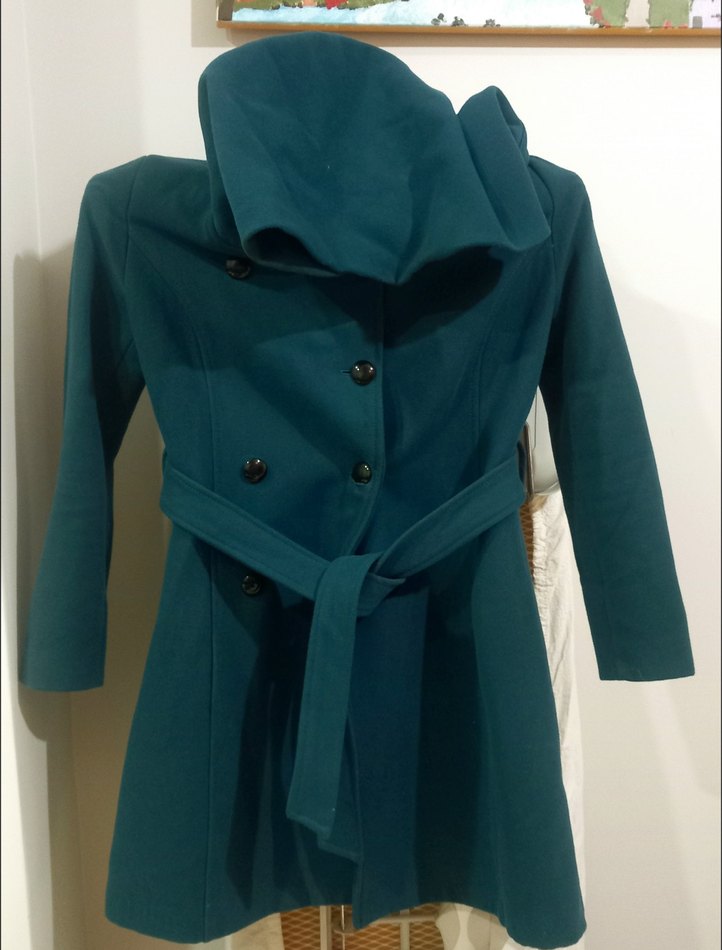 Düğmeli ve kuşaklı mavi kaban - Görsel 3