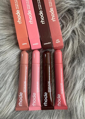 Rhode Pastel Tonlarında Dudak Parlatıcısı