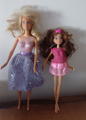 Pembe Elbise Giymiş İki Bebek