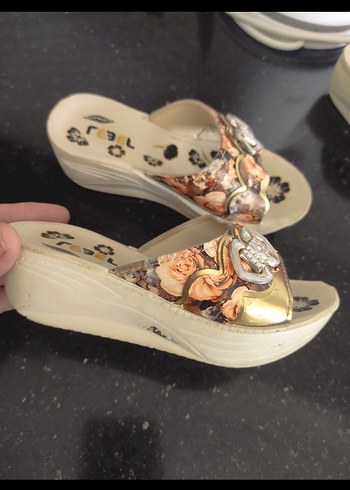 Kız cocuk Bej Çiçekli Tokalı Dolgu Topuk Terlik - Görsel 2