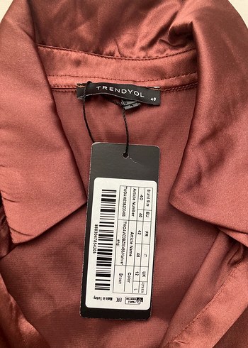 V Yaka Kahverengi Parlak Saten Bluz - Görsel 3