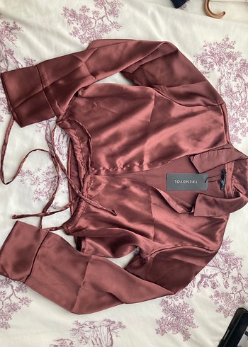 V Yaka Kahverengi Parlak Saten Bluz - Görsel 2