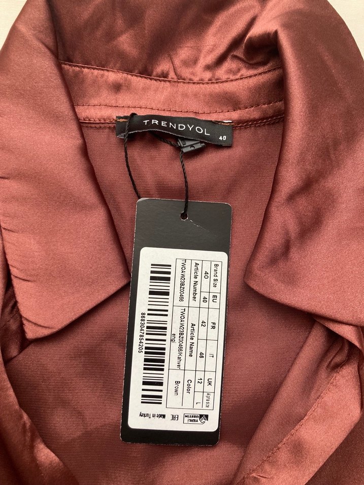 V Yaka Kahverengi Parlak Saten Bluz - Görsel 3