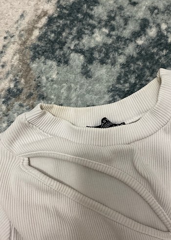 V Yaka Beyaz Kısa Kollu Kadın Tişört - Görsel 2