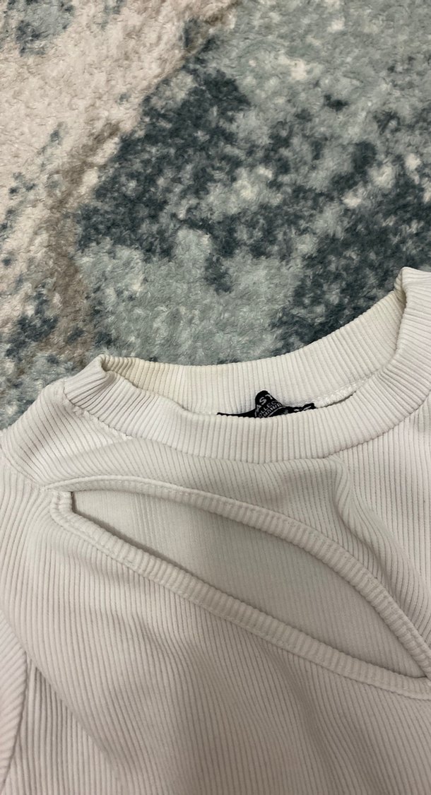 V Yaka Beyaz Kısa Kollu Kadın Tişört - Görsel 2