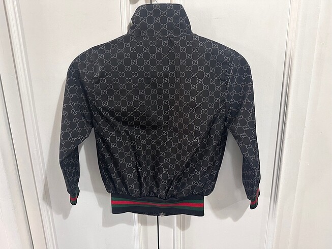 4 Yaş Beden siyah Renk #Gucci marka 4-5 yaş yağmurluk