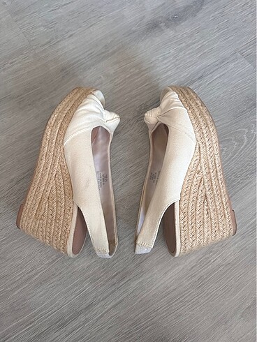 36 Beden beyaz Renk H&M kırık beyaz 36 numara dolgu topuk