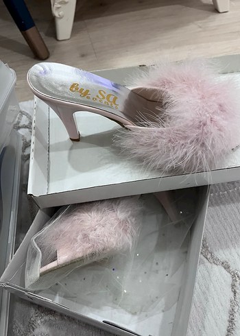Pembe Tüylü Yüksek Topuklu Kadın Terlik