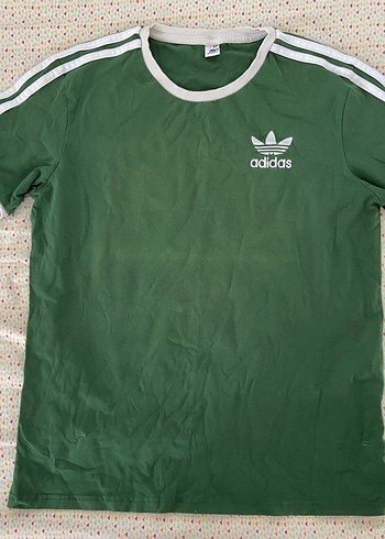 Adidas Yeşil kadın tişört manifest lidyanın üç kalp söylerken giydiği