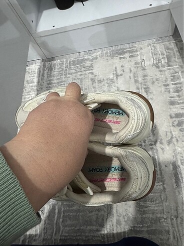 35 Beden beyaz Renk Skechers ayakkabı