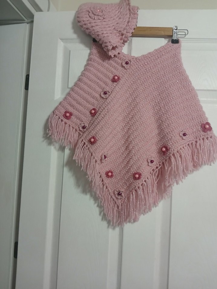 Pembe Kapüşonlu Kız Örgü Panço - Görsel 3