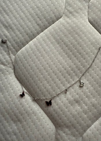 Gri Zincir Detaylı Minimalist Kelebek Kolye