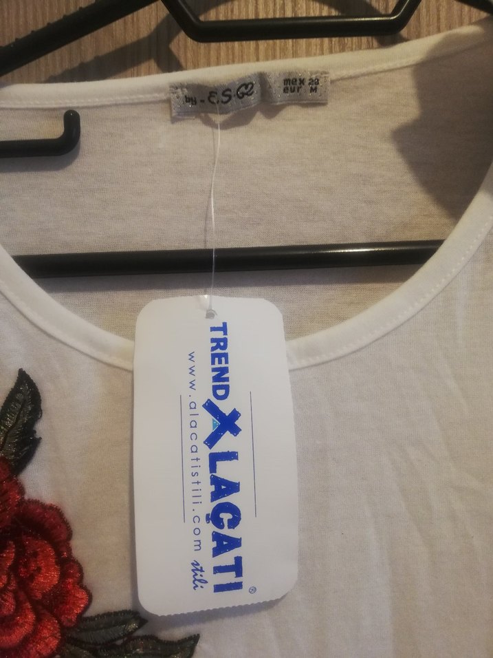 Beyaz Renkli Fırfırlı Kısa Kollu Kadın Tişört - Görsel 2