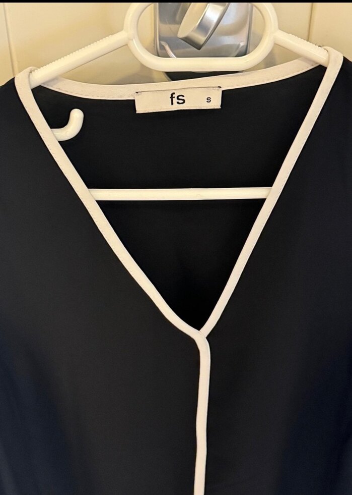 Düğmeli Siyah V Yakalı Kadın Bluz - Görsel 2