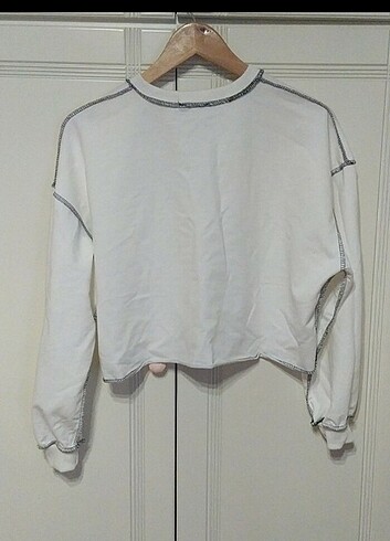 l Beden beyaz Renk Etiketli Trendyol sweatshirt 