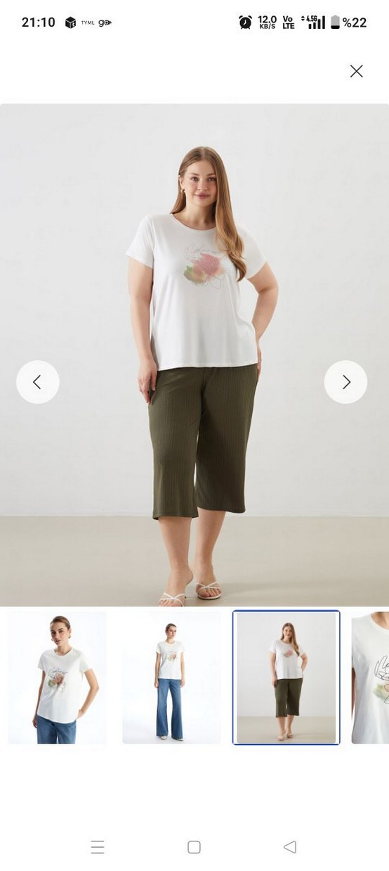 Beyaz Çiçek Baskılı Kısa Kollu Tişört - Görsel 3