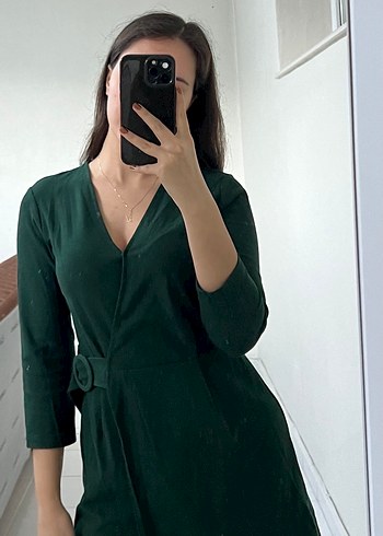 Kemerli V Yaka Koyu Yeşil Mini tulum - Görsel 3