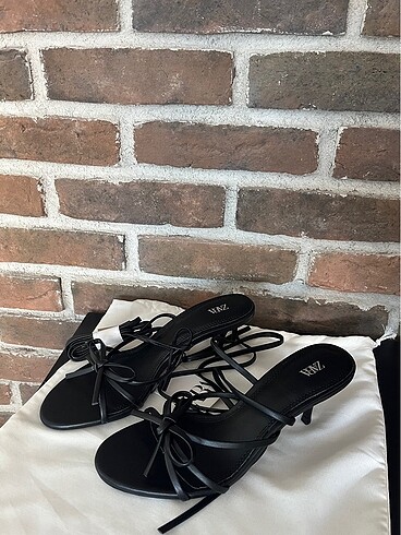 Zara ZARA BAĞCIKLI TOPUKLU SANDALET