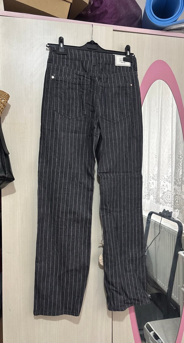 Gri Çizgili Düz Paça Pantolon — görsel 4/5