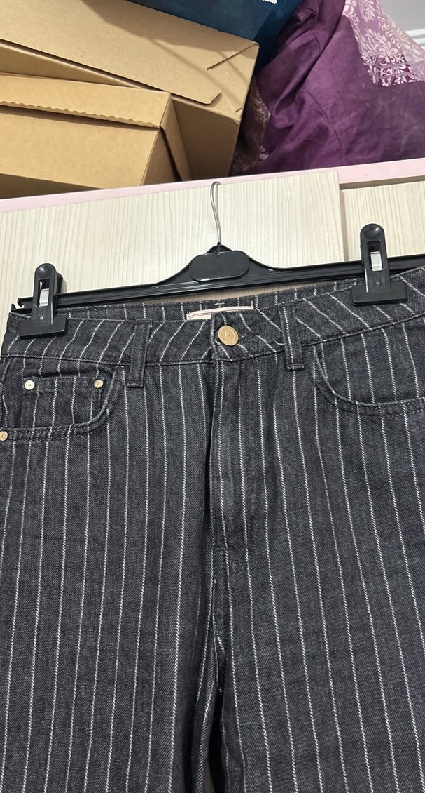Gri Çizgili Düz Paça Pantolon — görsel 2/5