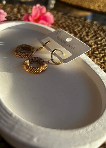 Beden Zincir Detaylı Mini Altın Küpeler