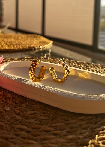 Zincir Detaylı Altın Rengi Midi Küpe