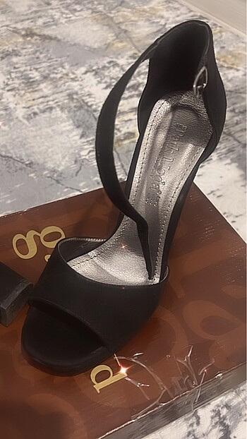 Nine West 36 ama 37 ye de oluyor sıfır ayarında bıkez gıyldı