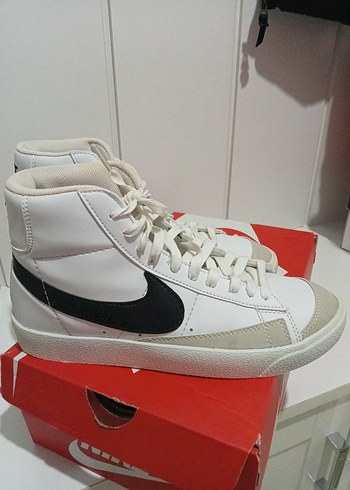 Nike Beyaz Siyah Swooshlu Yuksek Bilekli Sneaker