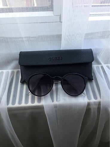 GUESS GÜNEŞ GÖZLÜĞÜ