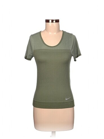 Nike T-shirt %70 İndirimli.