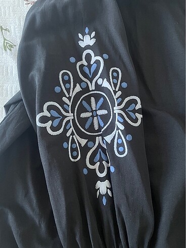 Diğer Kolları Nakışlı Tunik