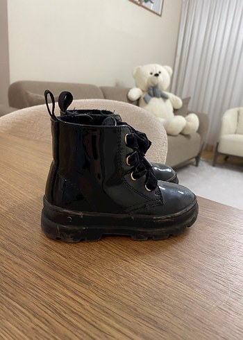 23 Beden Kız Çocuk Siyah Rugan Bağcıklı Bot