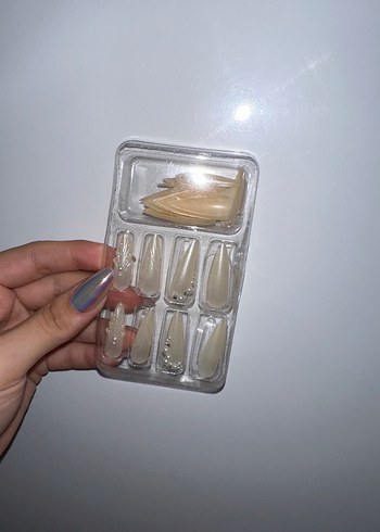 inci ve kabartma detaylı takma tırnak