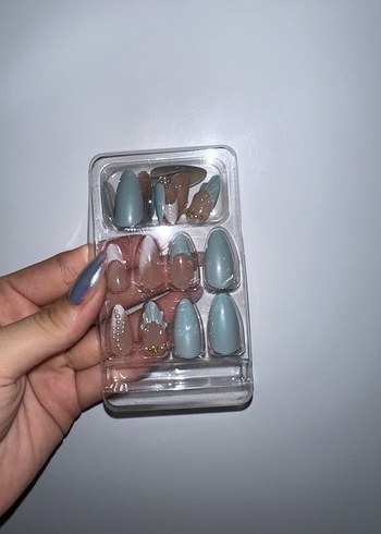 Pastel Beyaz Kabartmalı Takma Tırnak