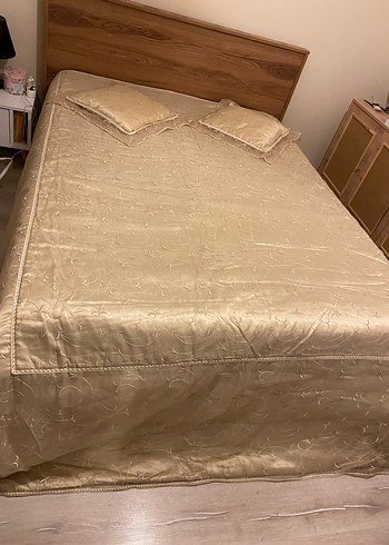 İşlemeli Bej Parlak Yatak Örtüsü - Görsel 5