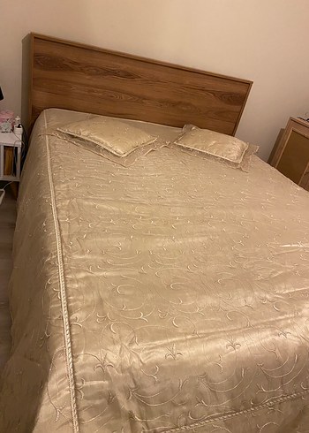 İşlemeli Bej Parlak Yatak Örtüsü - Görsel 2