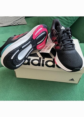 39 Beden 39 numara adidas sıfır ürün.