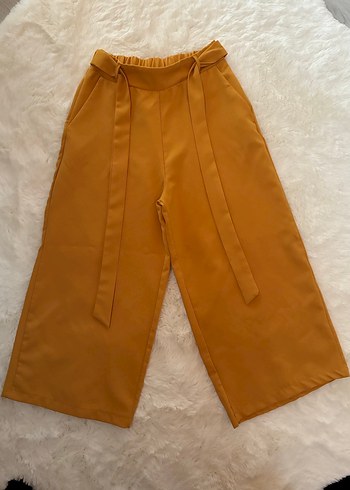 Kemer Detaylı Kısa Pantalon
